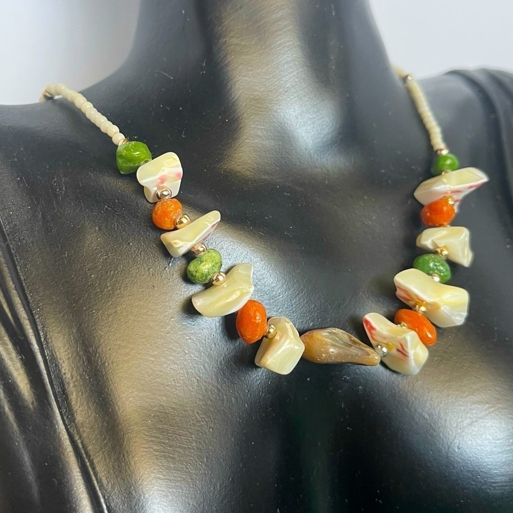 Shel beaded mother of pearl chunky gold tone necklace choker - Picture 3 of 7